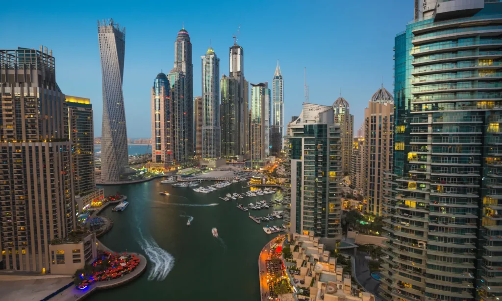 Business consultants providing mainland company formation services in Dubai for entrepreneurs and investors